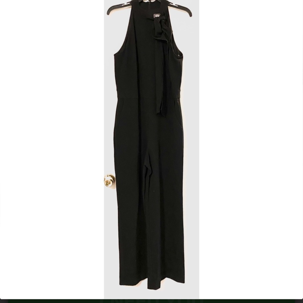 Elegant black jumpsuit with neck bow
